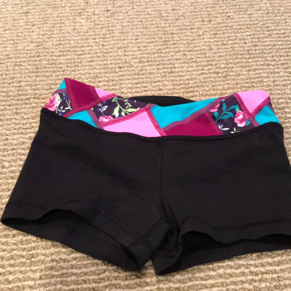 Lululemon Iviva short short great condition